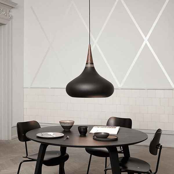 Lightyears Orient P3 pendant in matt black hanging over the dining table